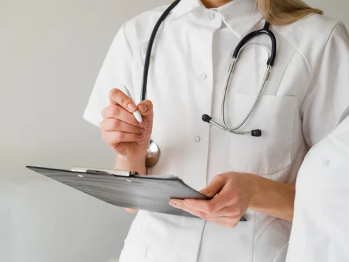 психиатр-нарколог с планшетом в руке